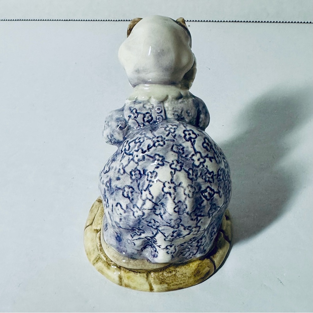 Royal Albert Beatrix Potter “Lady Mouse Made a Curtsy Figurine in MINT condition - Picture 7 of 7